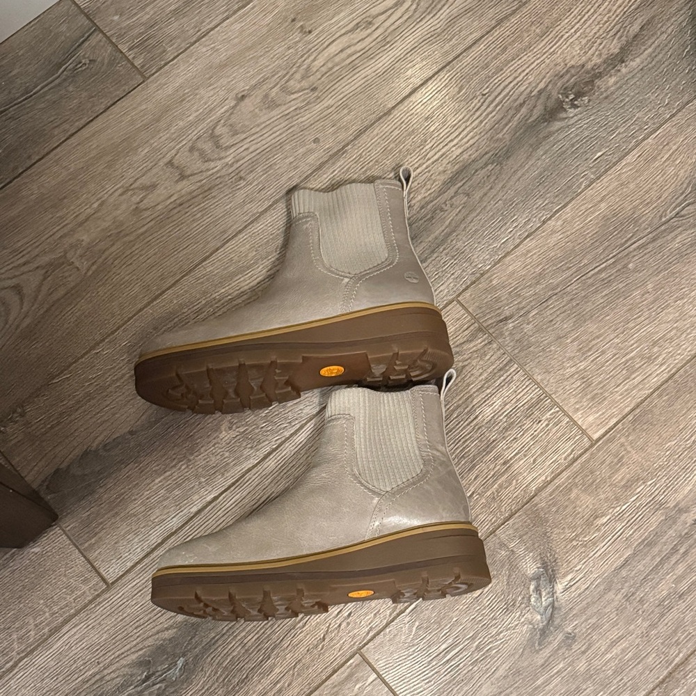 Timberland Women’s Chelsea Ankle Boots in Light Taupe size 9.5